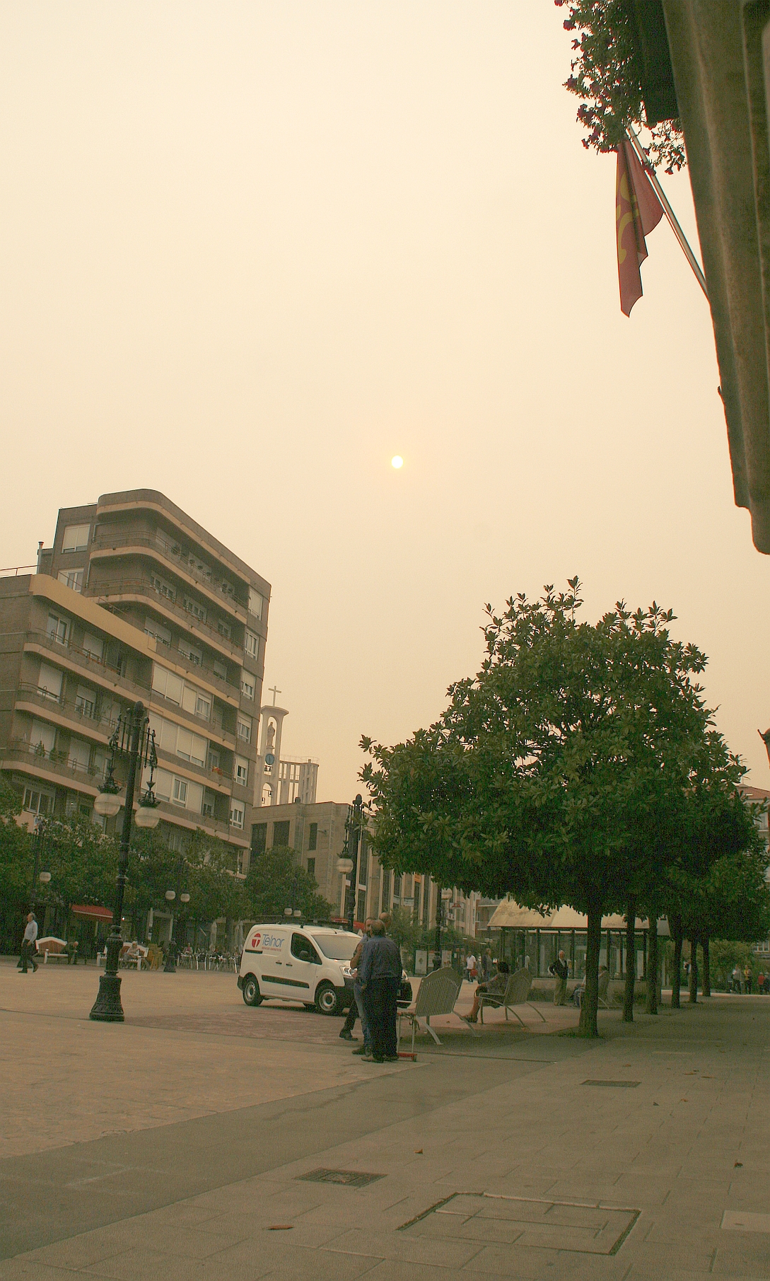 El humo de los incendios de Galicia y Asturias llegó hasta zonas como Santander y Torrelavega, en la imagen el Bulevar Demetrio Herrero de Torrelavega