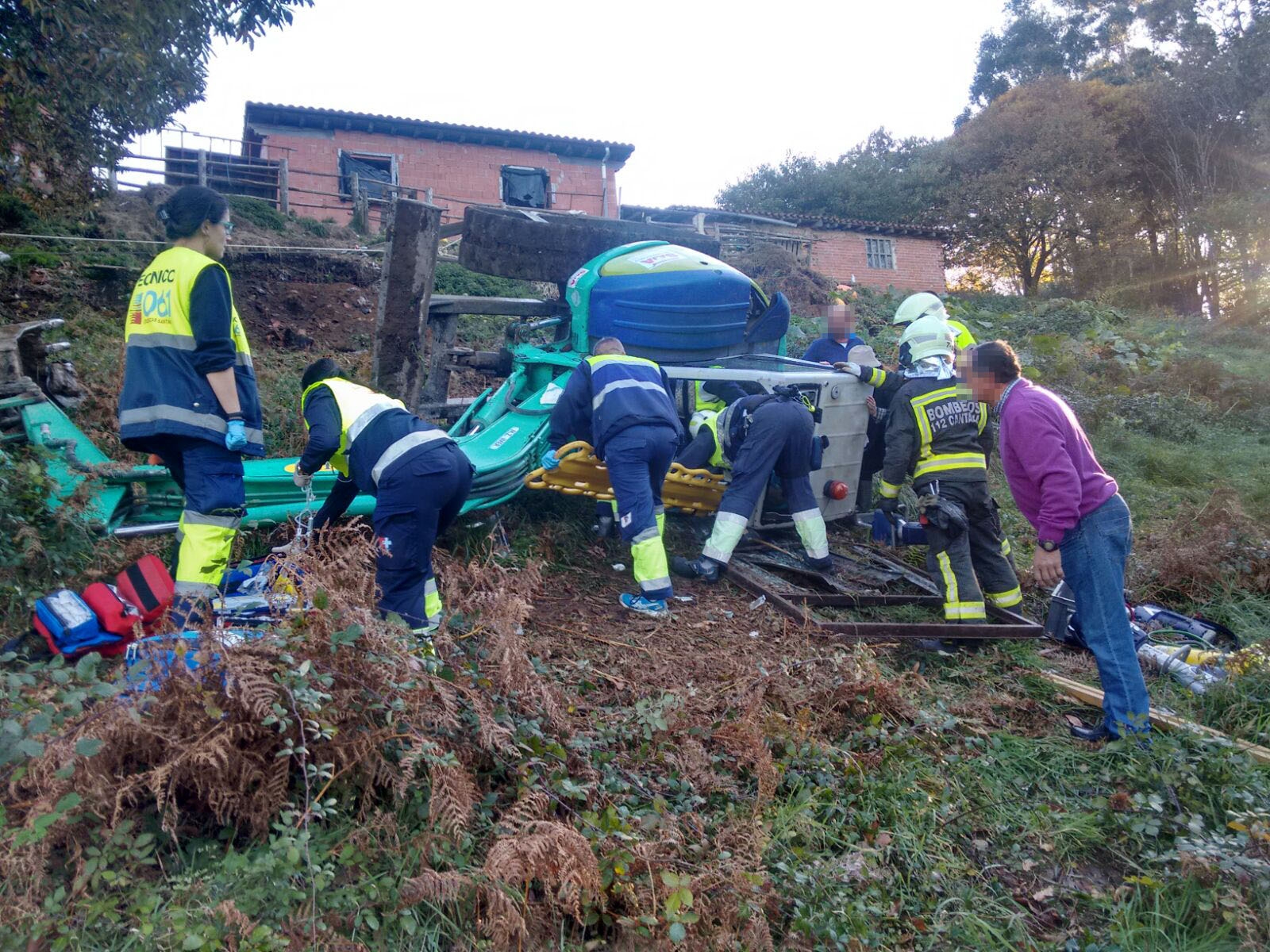 Bomberos del 112 liberan a un hombre que quedó atrapado tras volcar una excavadora