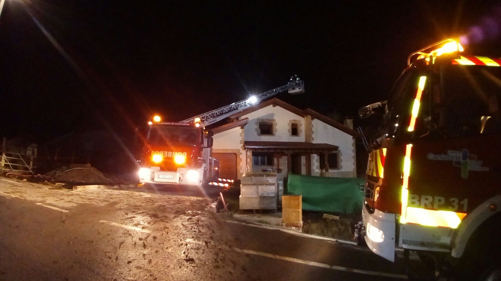 Bomberos del 112 extinguen un incendio en una vivienda de nueva construcción de Requejo