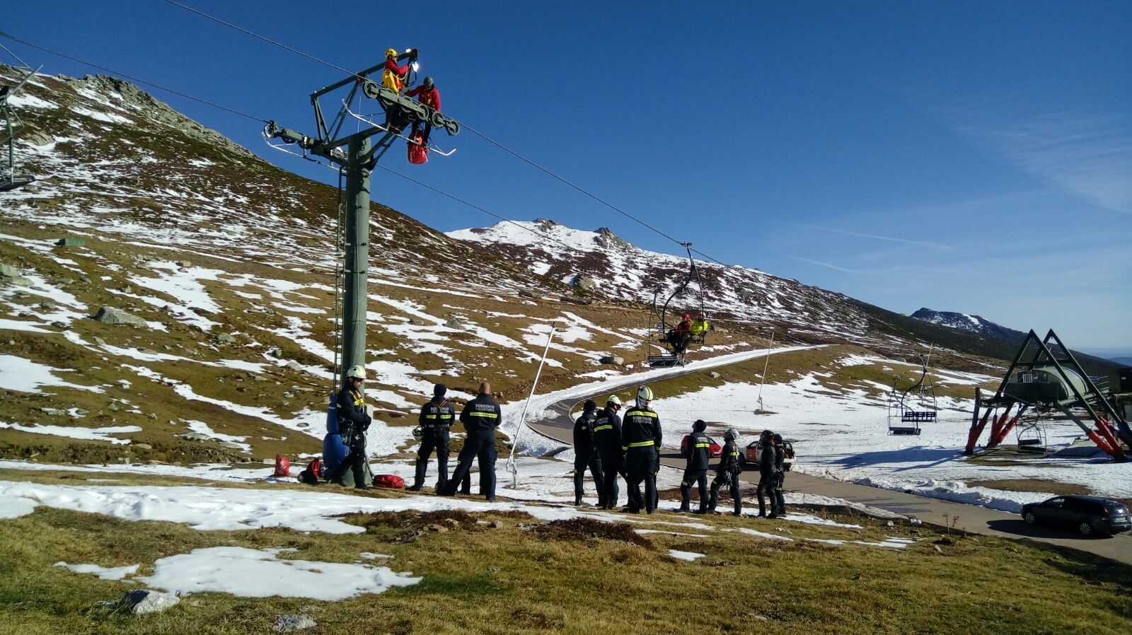 Bomberos del 112 participan en una jornada práctica sobre rescates en remontes mecánicos