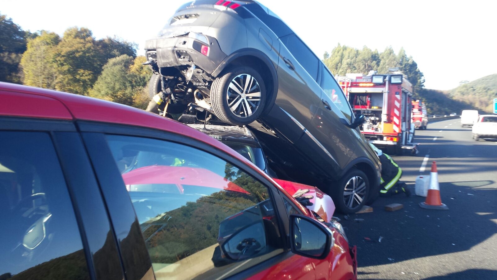 Una herida leve tras una colisión múltiple de tres vehículos en la A8 a la altura de Laredo