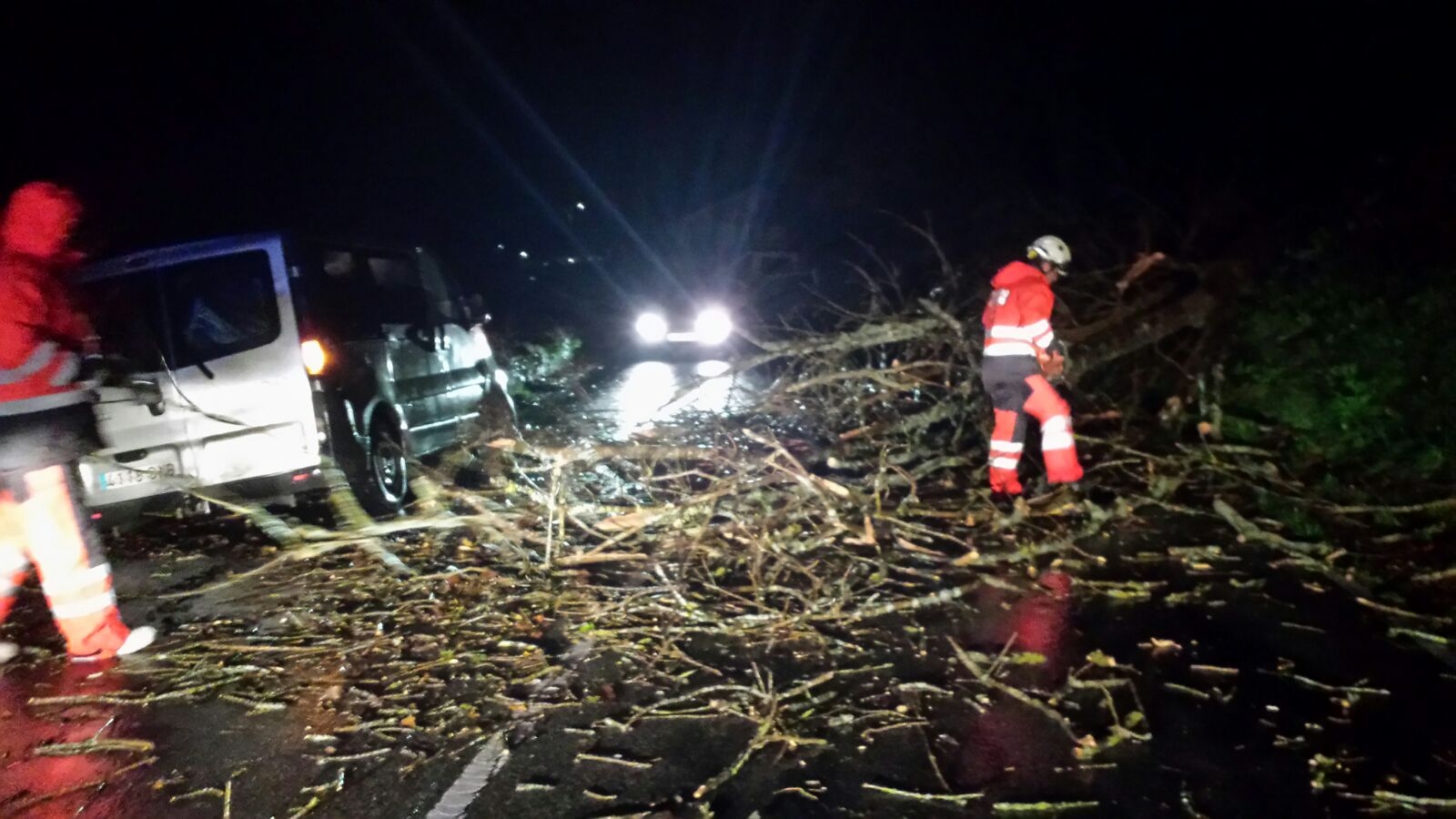 El 112 coordina más de setenta incidencias por viento y lluvia