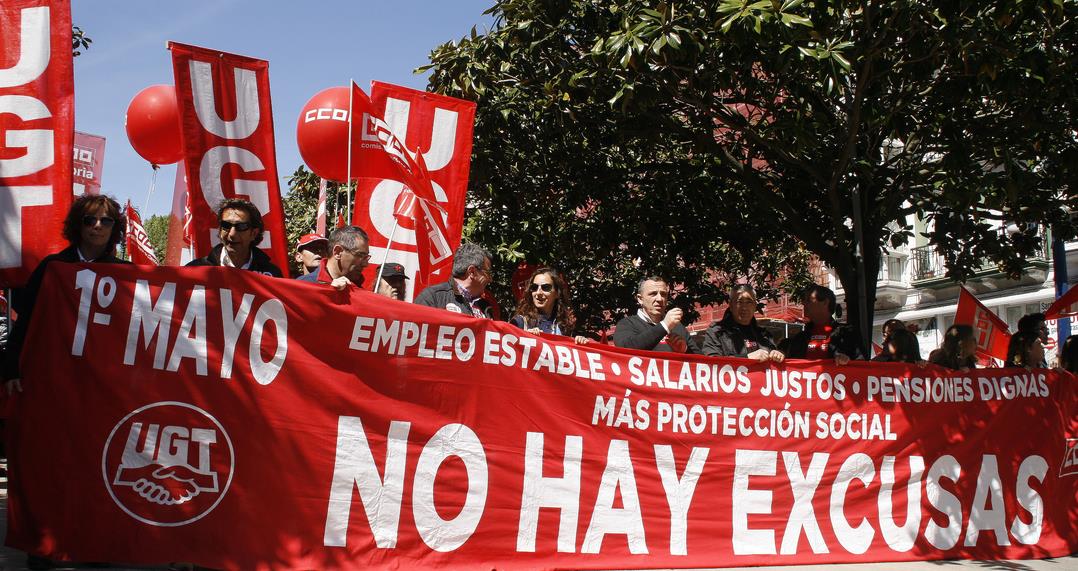 UGT alerta que el mercado laboral de Cantabria consolida su 'tendencia negativa' en la cantidad y la calidad del empleo / Foto: manifestación del 1 de mayo de 2017 en Santander - Archivo