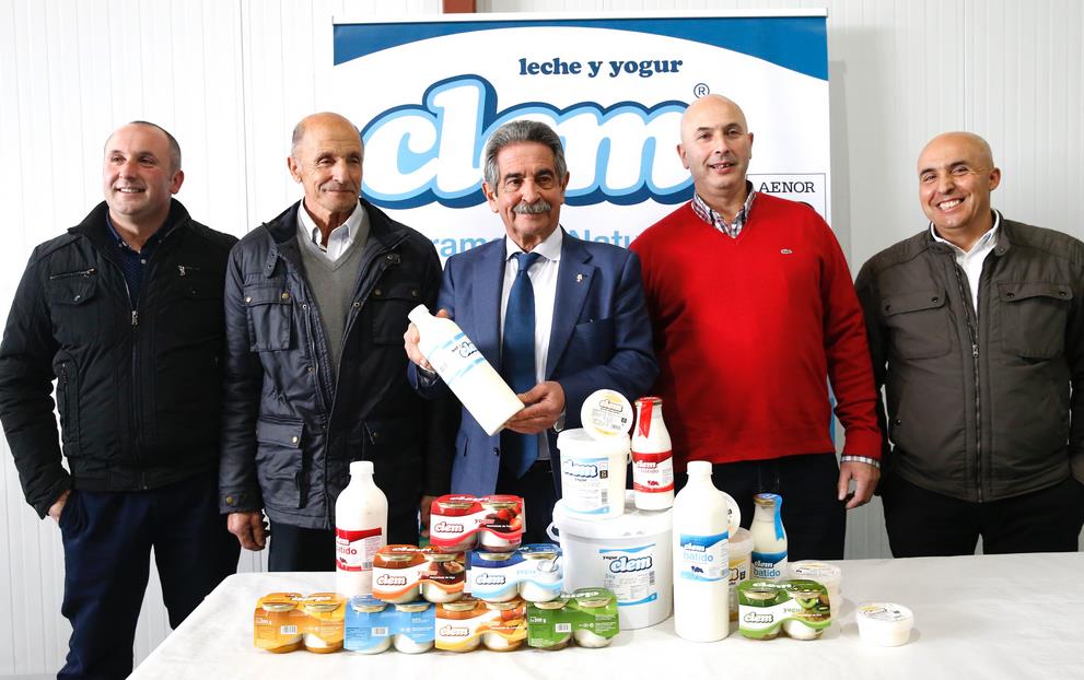  Revilla asistió a la inauguración de las nuevas instalaciones de la empresa láctea Clem