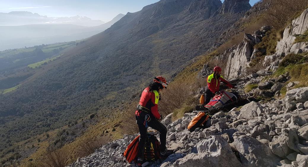 El helicóptero del Gobierno rescata a un senderista herido en Soba