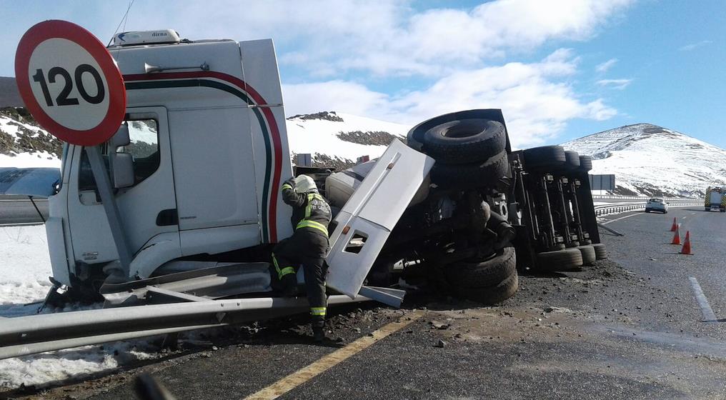 El vuelco de un camión de cemento mantiene cortada la A67 a la altura de Fombellida