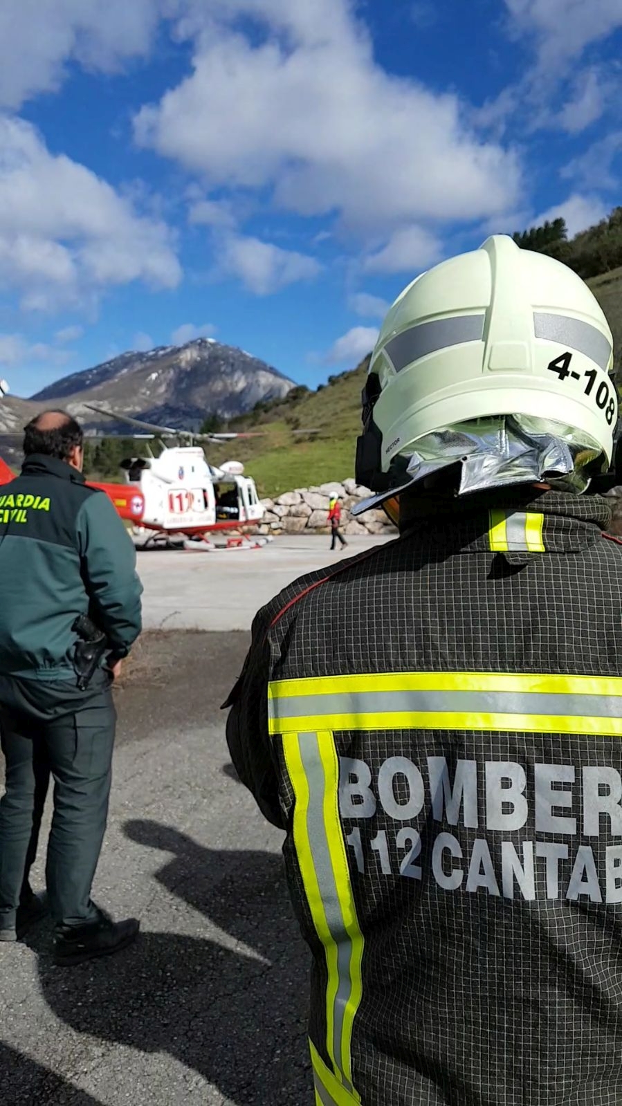 El helicóptero del Gobierno y el 061 evacuan a un hombre caído de un andamio en La Frecha