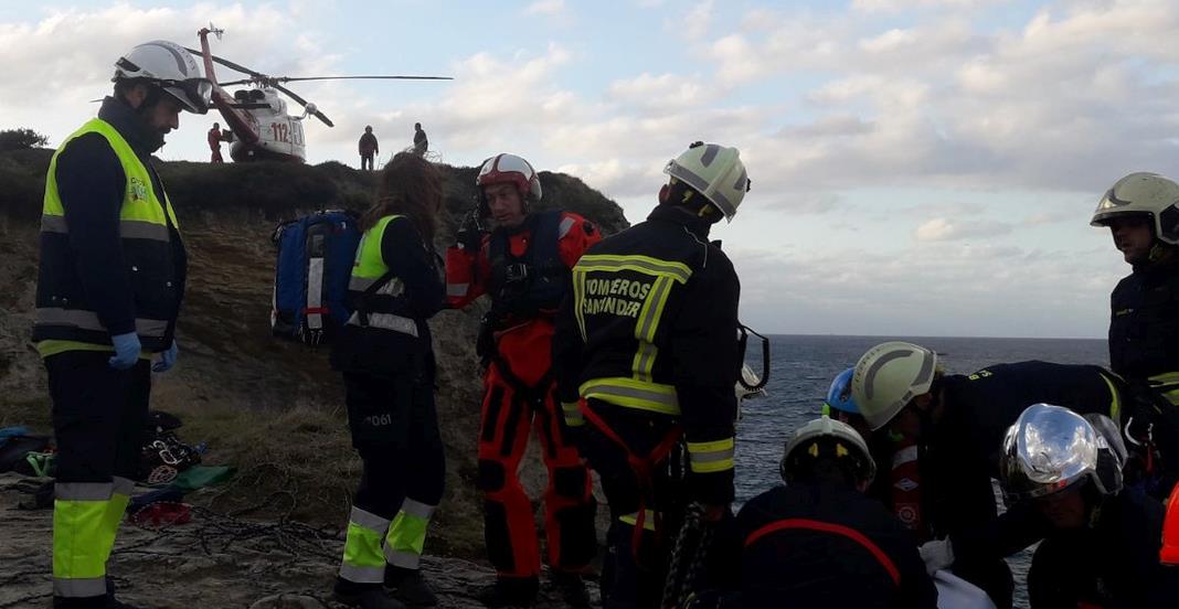 Rescatado el cuerpo de un hombre en los acantilados de Cabo Menor - Foto: 112 Cantabria