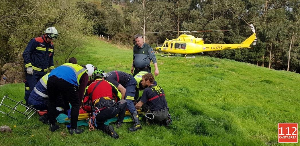 El helicóptero del Gobierno evacúa a un hombre herido tras volcar su tractor en Secadura