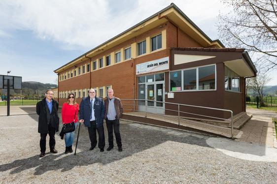 Oria inaugura la nueva red de iluminación del colegio Jesús del Monte en Hazas de Cesto