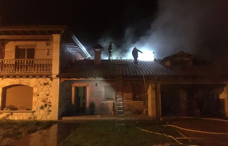 Bomberos del 112 extinguen un incendio en una vivienda de Arenas de Iguña