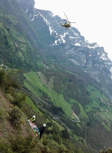 Evacuada una mujer con lesión de rodilla de una zona de difícil acceso de Camaleño