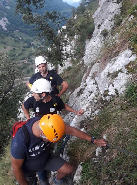 Efectivos del 112 rescatan a una mujer en la vía ferrata La Hermida