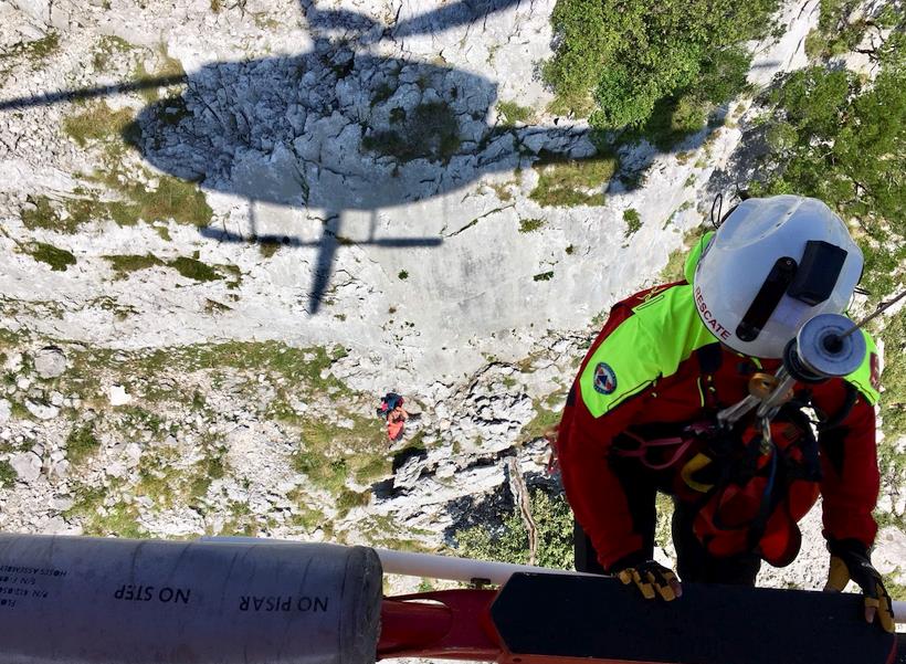 El helicóptero del Gobierno rescata a una senderista perdida en una zona de montaña de Liendo