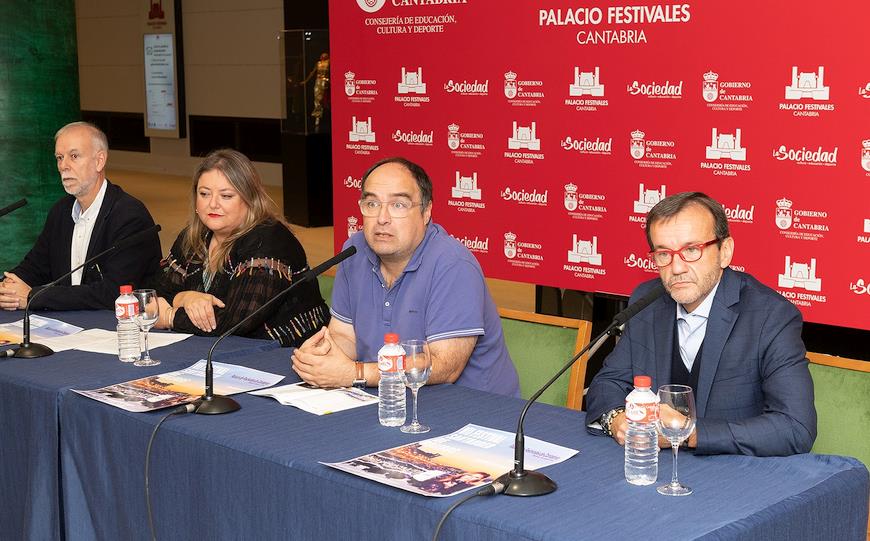 FOTO: de izquierda a derecha, Jesús Castillo (Jueves de Boleros) Regino Mateo Pardo, director de Programación del Palacio de Festivales Lorena Gutiérrez Fernández, concejala de Dinamización Social y Relaciones Institucionales del Ayto. de Santander y Fernando de Carlos, componente de Jueves de Boleros