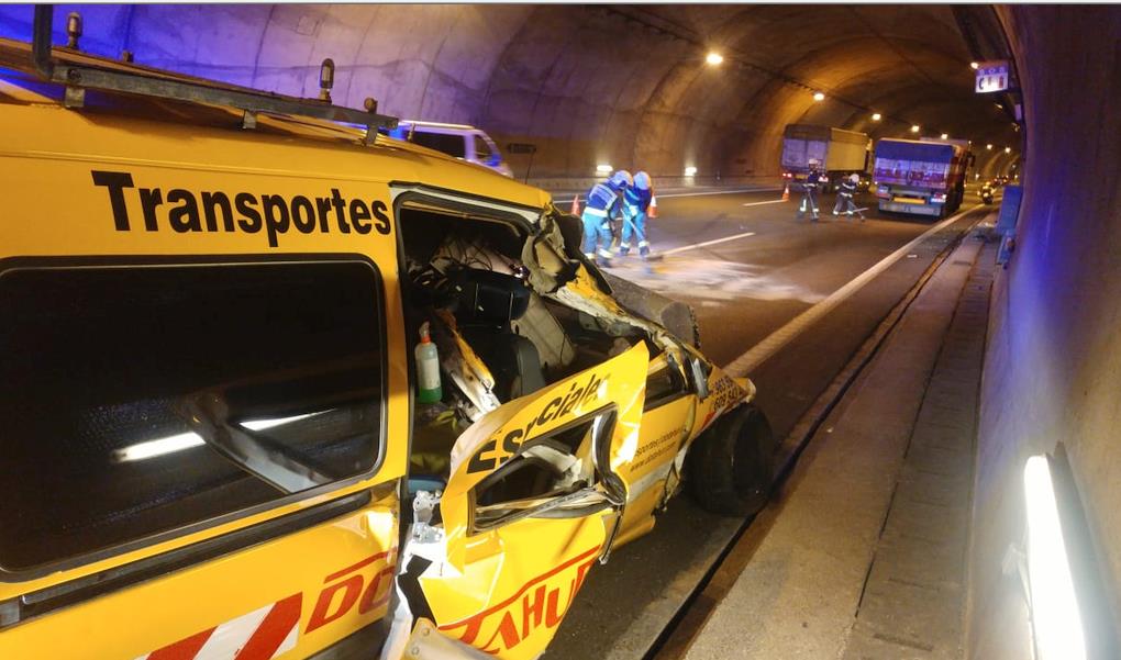 Herido el conductor de una furgoneta tras chocar con un camión en el túnel de Somaconcha de la A-67