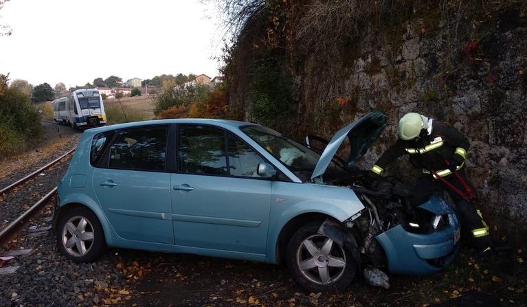 Herido leve un hombre después de que un tren arrollara su coche en Las Rozas de Valdearrollo