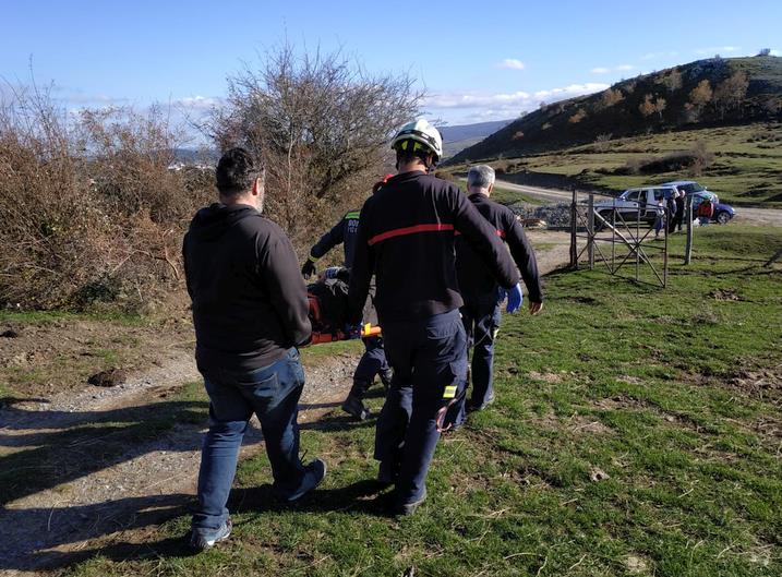 El helicóptero del Gobierno rescata a un parapentista que había quedado colgado de un árbol