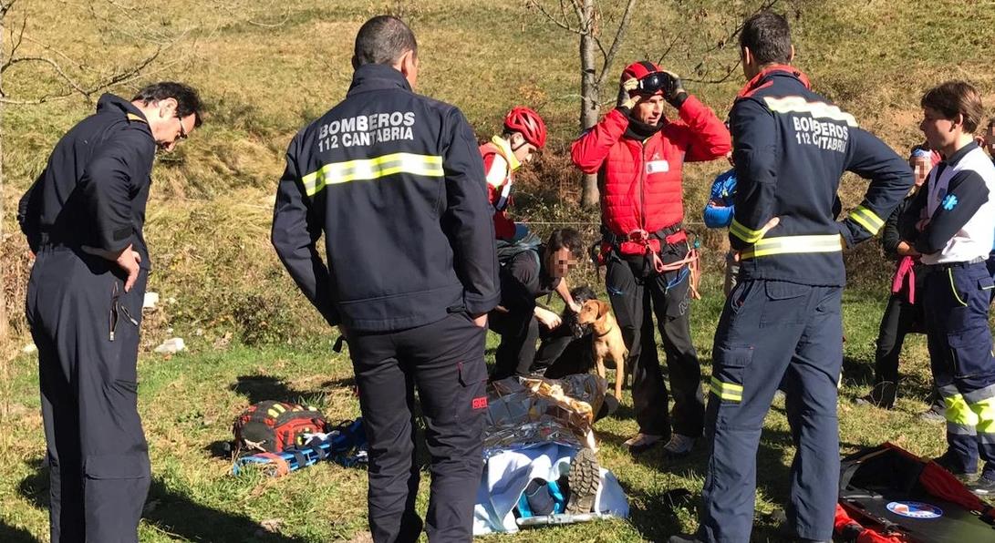 El helicóptero del Gobierno rescata a un senderista con una pierna rota en Camaleño