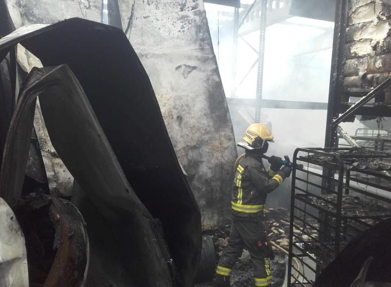 Un incendio quema una panificadora en Penagos