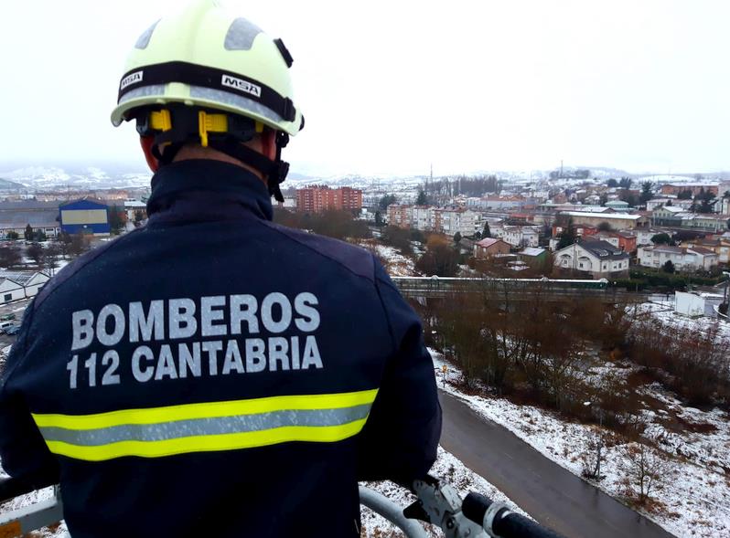 En la imagen, la nieve en Reinosa sacada desde el parque de bomberos del 112 en la localidad.