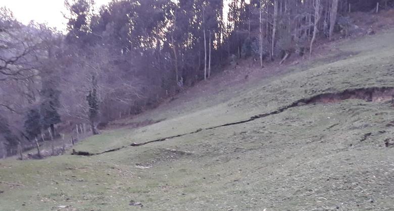 Evacuadas cinco viviendas amenazadas por un argayo en Los Corrales de Buelna