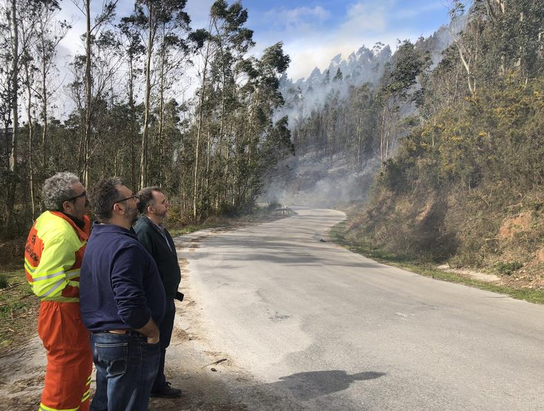 Preocupan especialmente dos de los cinco incendios activos a mediodía en Cantabria