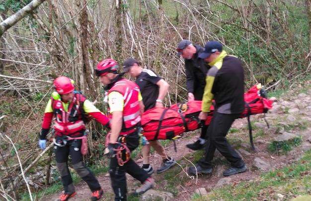 El helicóptero del Gobierno rescata a una senderista accidentada en Vega de Pas