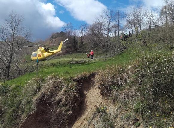 Fallece una niña de tres años y un adulto resulta herido grave tras el vuelco de un tractor en Collado de Cieza