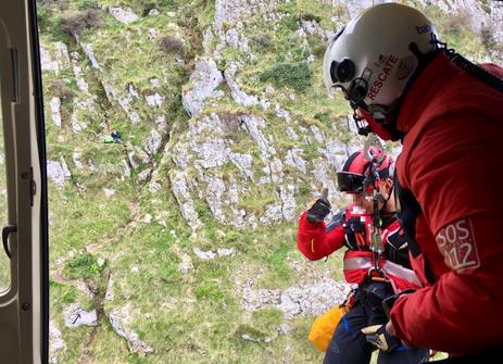 El helicóptero del Gobierno rescata a un peregrino atrapado en el monte Candina