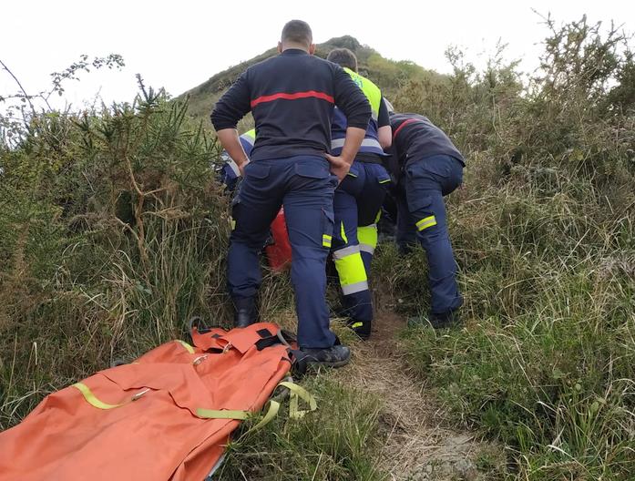 Evacuada una senderista lesionada en una zona de monte de Pedredo