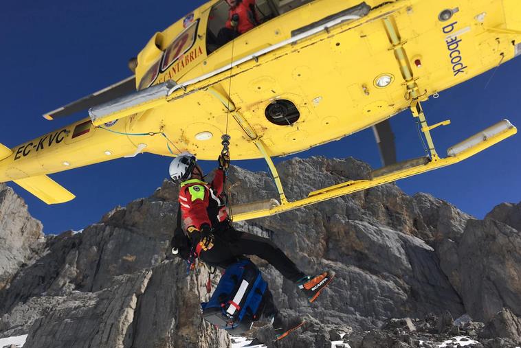 El helicóptero del Gobierno rescata a una senderista con fractura de pierna en Picos de Europa