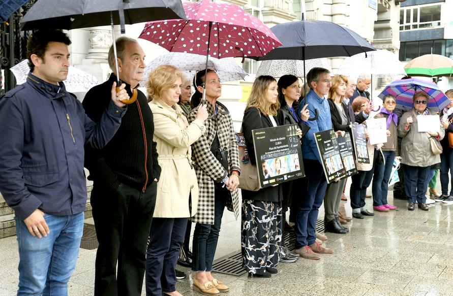  Santander guarda un minuto de silencio en recuerdo de las mujeres asesinadas en Córdoba, Huelva y Valencia