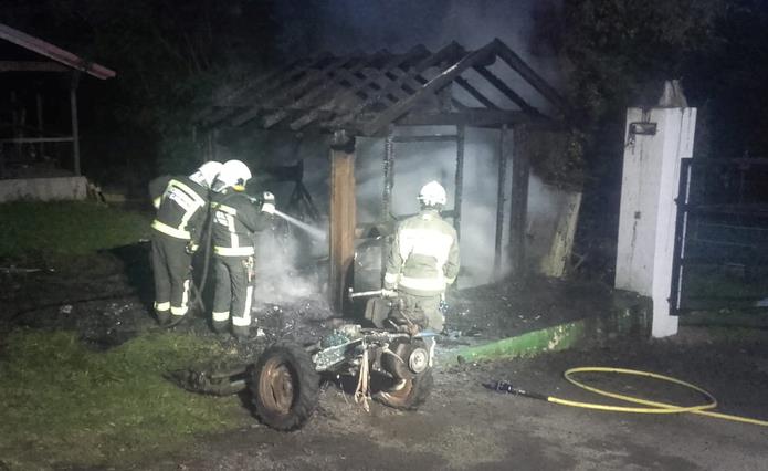  Extinguido un incendio en un almacén de un camping de Oyambre