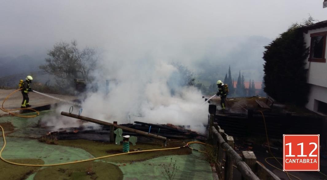 Bomberos del 112 extinguen un incendio en el antiguo campo de golf de Tarrueza, en Laredo