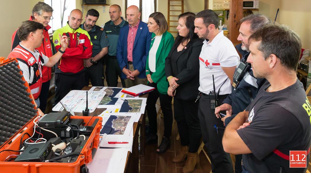 Más de 100 personas participan en la búsqueda del menor desaparecido en los acantilados de Ruiloba