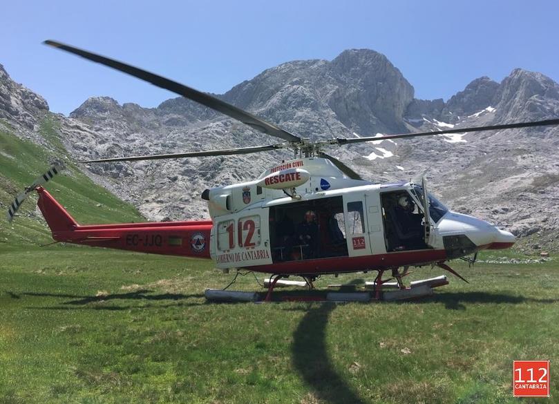 El helicóptero del Gobierno rescata a una montañera con posible fractura de tibia en el Parque Nacional de los Picos de Europa