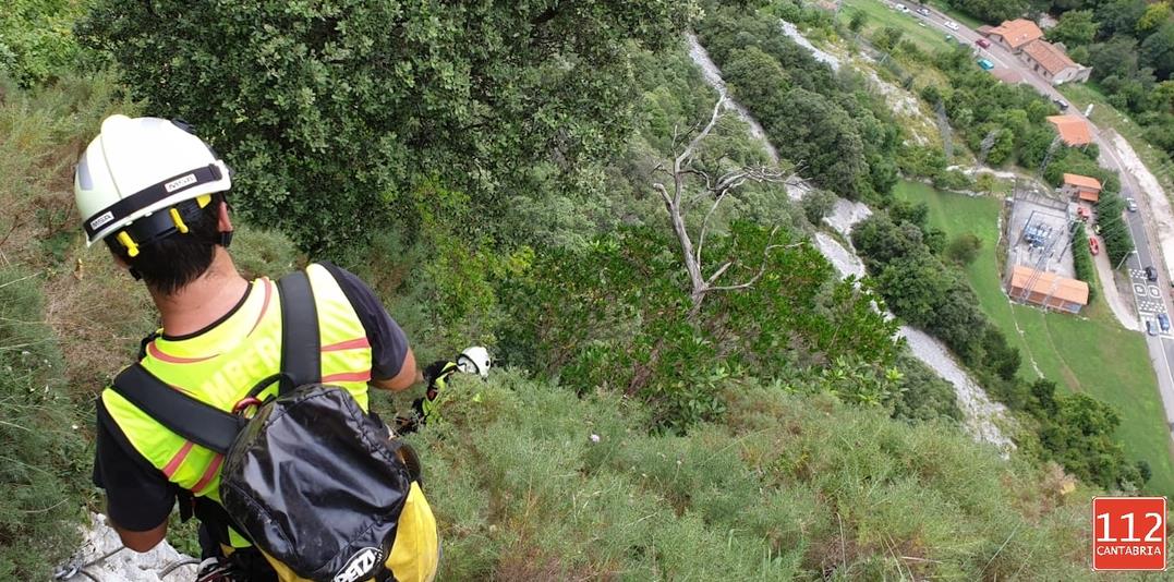 Efectivos del 112 rescatan a una pareja en la vía ferrata de La Hermida