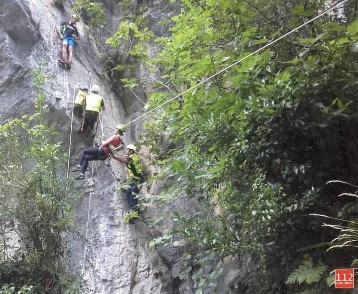 Bomberos de Emergencias Cantabria 112 rescatan a una mujer en la vía ferrata de La Hermida