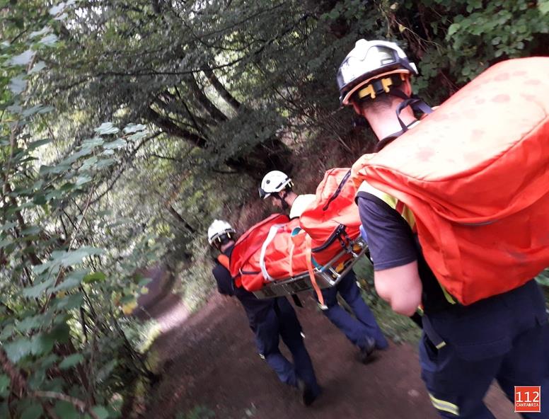 Bomberos de Emergencias Cantabria 112 rescatan a una mujer en Vega Naranco (Camaleño)