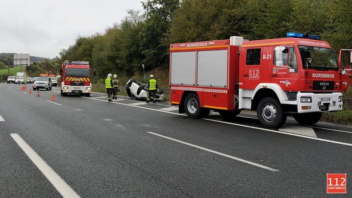 Dos heridos leves en un accidente de tráfico en la A-8 a la altura de Beranga