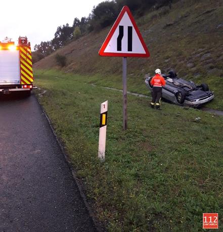 Un joven herido leve al salir de la vía y volcar su vehículo en la A-8 a la altura de Ambrosero (Bárcena de Cicero)