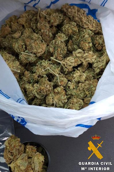 Auxiliado en carretera por la Guardia Civil, que le detuvo después con 200 gramos de marihuana