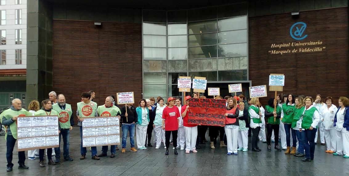 Más de 200 trabajadores de la Sanidad Pública se concentran en los hospitales cántabros para reclamar la adecuación profesional