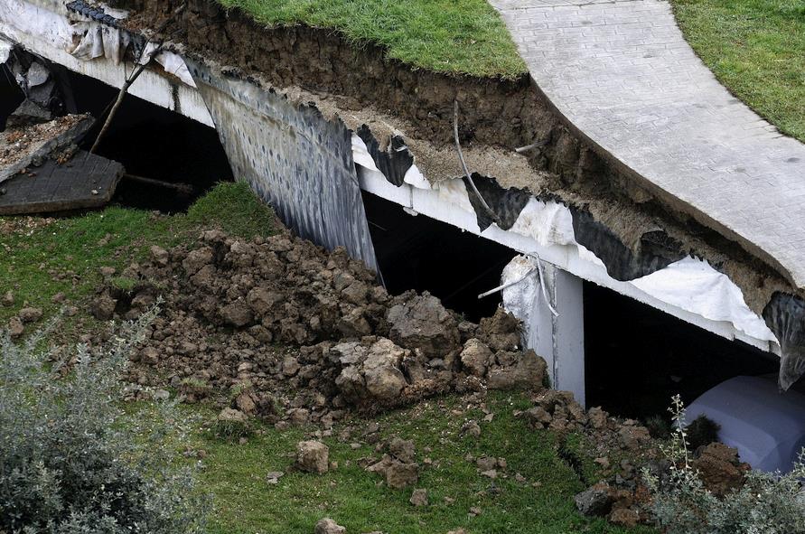 Derrumbe del aparcamiento de Nueva Montaña - (C) David Laguillo - CANTABRIA DIARIO