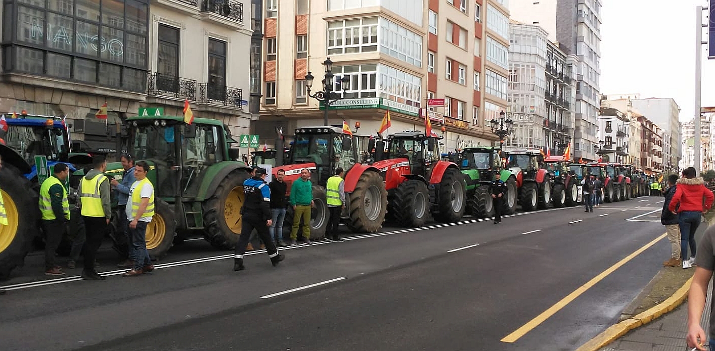  El campo se harta y toma el centro de Santander