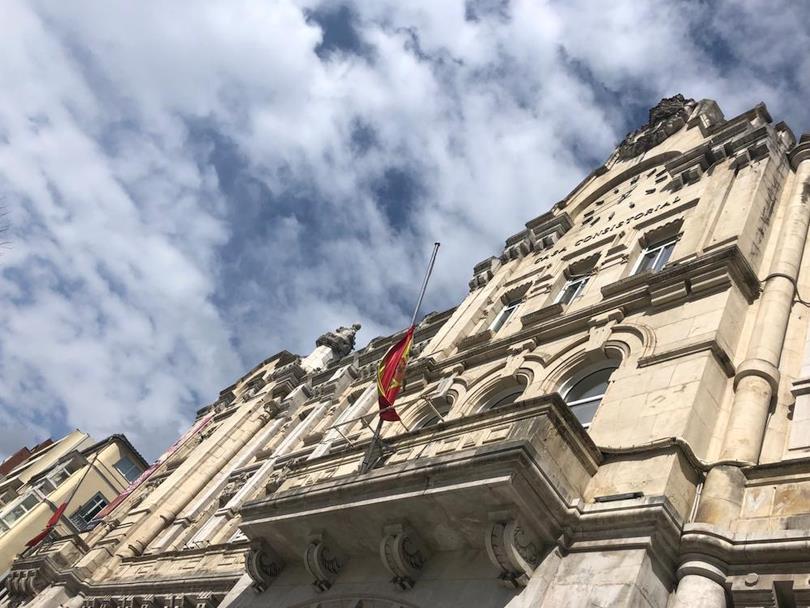  Banderas a media asta en el Ayuntamiento de Santander en respeto y honor a los fallecidos por el coronavirus