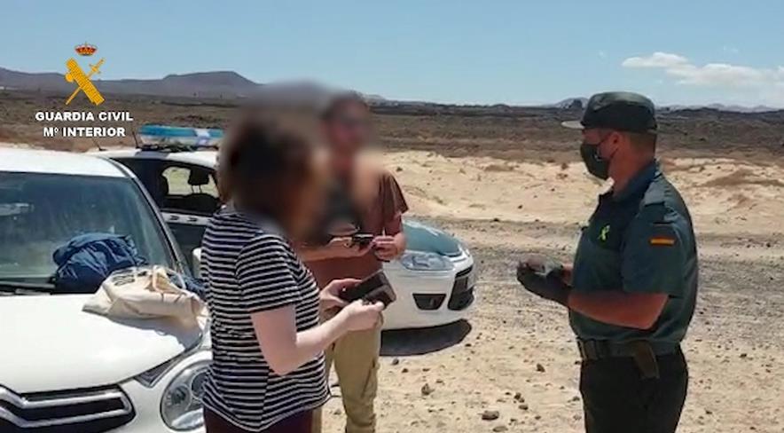  Denunciada una pareja de turistas italianos que paseaba por la playa en Fuerteventura