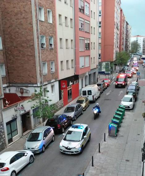  Sanitarios, Bomberos y Policías animan a los vecinos de Santander durante el confinamiento