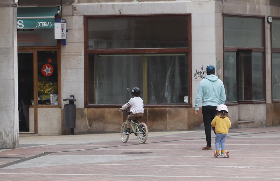 La delegada del Gobierno destaca el buen comportamiento de las familias en la primera jornada de salida de los niños